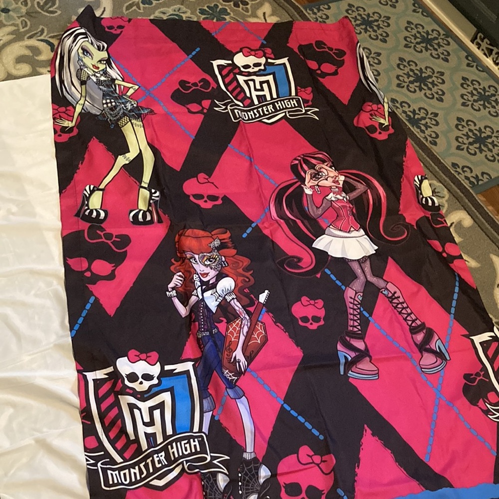 Monster High 3 pc curtain set . Tried to measure in pictures - Picture 5 of 13